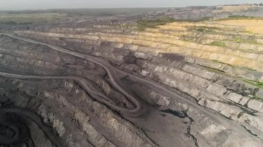 Panorama havadan görünümü açık çukur maden kömür madenciliği, damperli, taş ocağı çıkarıcı sanayi sıyırma çalışmaları vurdu. Büyük Sarı Maden Kamyonları. Çok sayıda makine kamyonu ile opencast madenciliğinde drone'dan görünüm