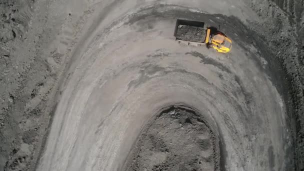 Panorama-Luftaufnahme aufgenommen Tagebau Kohlebergbau, Mulden, Abbau der mineralgewinnenden Industrie Stripping-Arbeit. große gelbe Bergbaulastwagen. Blick von der Drohne im Tagebau mit vielen Maschinenwagen — Stockvideo