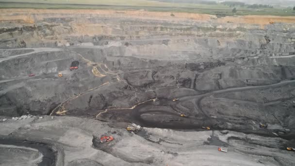 Panorama aerial view shot open pit mine coal mining, dumper, quarrying extractive industry stripping work. Truk Pertambangan Kuning Besar. Pemandangan dari drone di pertambangan terbuka dengan banyak truk mesin — Stok Video