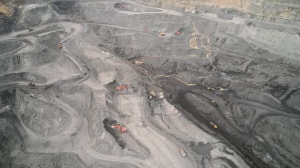 Panorama aerial widok strzał otwarte Kopalnia kopalni węgla górnictwa, wywodzących, wydobywania wydobycia przemysłu wydobywczego pracy. Duże żółte ciężarówki górnicze. Widok z drona w kopalni odkrywkowych z mnóstwem maszyn ciężarowych — Wideo stockowe