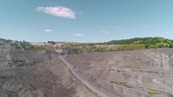 Vista aérea panorámica disparó mina a cielo abierto minería de carbón, volquetes, canteras de extracción de trabajo de extracción de la industria. Grandes camiones mineros amarillos. Vista desde el dron en la minería a cielo abierto con muchos camiones de maquinaria — Vídeos de Stock