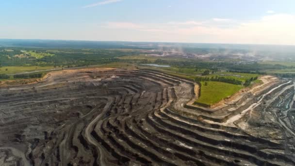 Panoráma antenna kép lövés nyitott pit bánya szénbányászat, dömperek, kőfejtés nyersanyag csíkot munkát. Nagy sárga bányászati teherautók. Kilátás a drone a külszíni bányászat sok gép teherautók — Stock videók