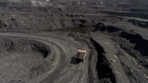 Panorama-Luftaufnahme aufgenommen Tagebau Kohlebergbau, Mulden, Abbau der mineralgewinnenden Industrie Stripping-Arbeit. große gelbe Bergbaulastwagen. Blick von der Drohne im Tagebau mit vielen Maschinenwagen — Stockvideo