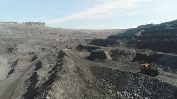 Panoramatický pohled na Panorama má otevřenou šachu důlní uhlí, figurky, těžební průmysl. Velké žluté těžební náklaďáky. Výhled z dronu na povrchové těžbě se spoustou strojních zařízení — Stock video