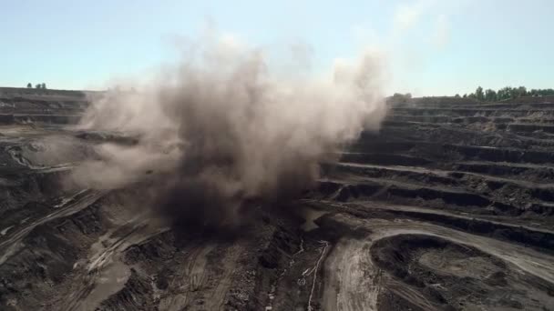 Explosión en la mina abierta. Rocas de detonación en la cantera Mining. Explosión aérea poderosa en mina a cielo abierto. Vista desde arriba sobre los efectos de la explosión — Vídeos de Stock