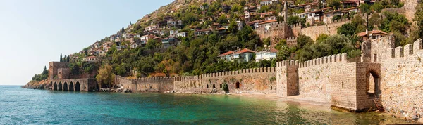 Panorama antigua ciudad romana greco. Ruinas de una antigua fortaleza, Alanya, Turquía. Arruinado antiguo fuerte militar en Europa. Alanya es un destino turístico popular en Turquía — Foto de Stock