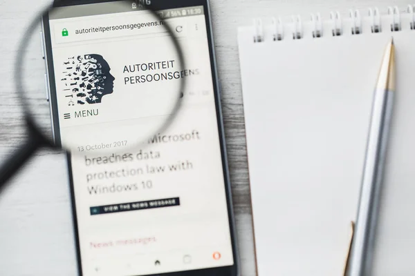 Los Angeles, California, USA - 9 June 2019: Autoriteit Persoonsgegevens official website homepage under magnifying glass. Concept Autoriteit Persoonsgegevens logo visible on smartphone, tablet screen — Stock Photo, Image