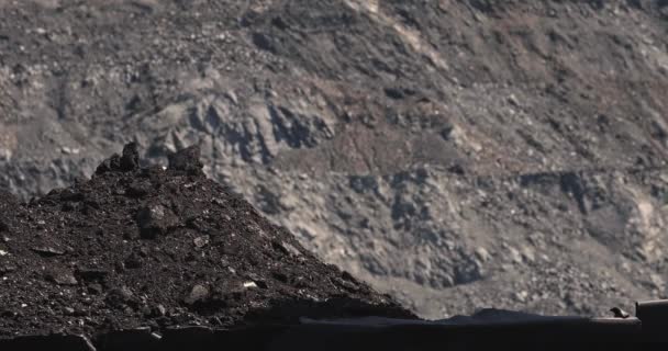 Slow motion loading of an excavator into mining truck. Excavator loading coal in big dump trucks. Coal as source of thermal energy. Loading of coal truck using excavator slow motion — Stock Video