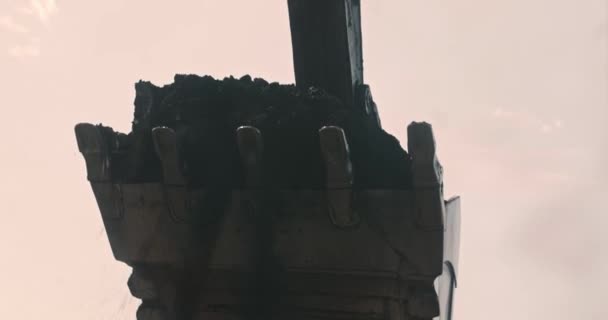 Verladung eines Baggers in einen Bergbaulastwagen in Zeitlupe. Bagger laden Kohle in große Kipper. Kohle als Wärmequelle. Beladung von Kohle-LKW mit Bagger-Zeitlupe — Stockvideo