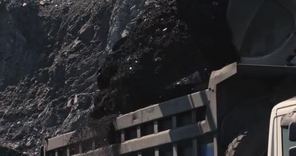 Slow motion loading of an excavator into mining truck. Excavator loading coal in big dump trucks. Coal as source of thermal energy. Loading of coal truck using excavator slow motion — Stock Video