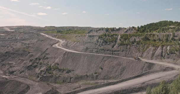 Nagy sárga nehéz teherautó nyílt öntött bánya bányászati szén az átfogó tervet. Open Pit antracit bányászat, bányászati teherautó munka a bányában dolgozó. Dömperek kőfejtés ipari bányászati munkája — Stock videók