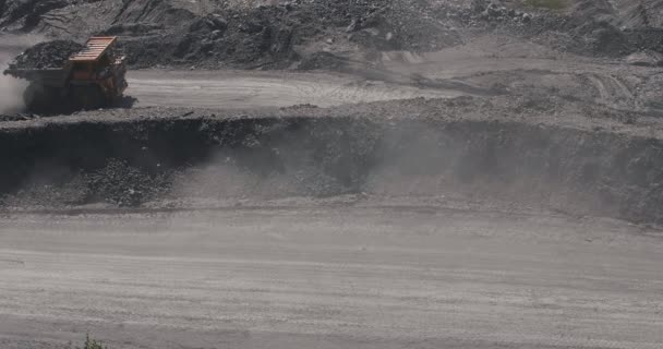 Kömür açık döküm maden madenciliği büyük sarı ağır kamyon genel plan. Açık çukur antrasit madenciliği, maden kamyonu iş yerinde taş ocağında çalışıyor. Dampingli taş ocakları sanayi makine kamyonlarının madencilik işi — Stok video