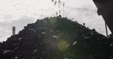 Yavaş çekim mekanik kömür derecelendirmesi. Dökme malzemelerin kesirlere mekanik olarak sıralanması için makine. Gümbürtü, kömür, cevher gibi malzemeleri dağıtmak için kullanılır. Antrasitin sınıflanması ve yüklenmesi