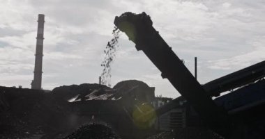 Yavaş çekim mekanik kömür derecelendirmesi. Dökme malzemelerin kesirlere mekanik olarak sıralanması için makine. Gümbürtü, kömür, cevher gibi malzemeleri dağıtmak için kullanılır. Antrasitin sınıflanması ve yüklenmesi