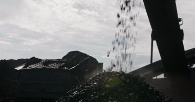 Yavaş çekim mekanik kömür derecelendirmesi. Dökme malzemelerin kesirlere mekanik olarak sıralanması için makine. Gümbürtü, kömür, cevher gibi malzemeleri dağıtmak için kullanılır. Antrasitin sınıflanması ve yüklenmesi