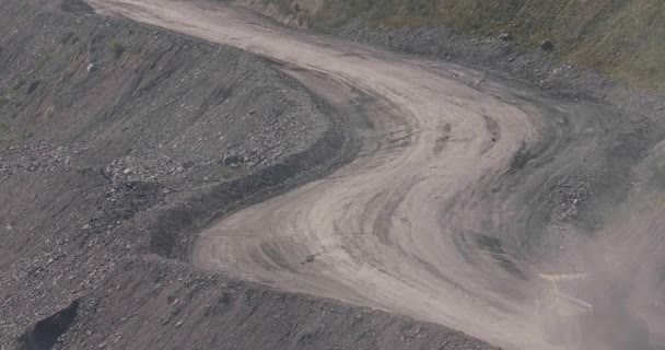 Duży żółty ciężki samochód w kopalni odkrywka górnictwa węgla ogólnego planu. Kopalnia antracyt Open Pit, Ciężarówka górnicza w pracy w kamieniołomie. Wywrotki kamieniołomowe do kopalnictwa maszyn — Wideo stockowe