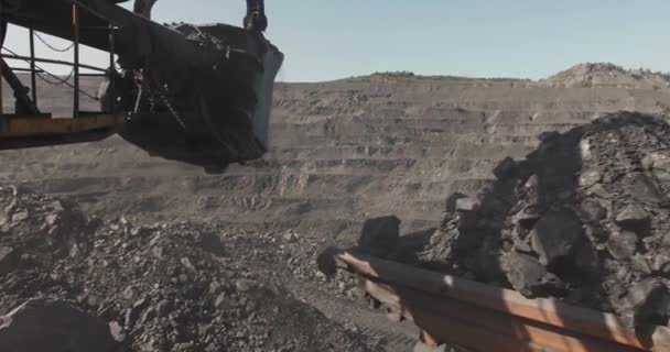 Carregamento em câmara lenta de uma escavadora no camião mineiro. Escavadeira a carregar carvão em grandes camiões. Carvão como fonte de energia térmica. Carregamento de caminhão de carvão usando escavadeira câmera lenta — Vídeo de Stock