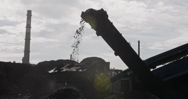 Grau de carvão mecânico em câmara lenta. Máquina de triagem mecânica de materiais a granel em frações. Rumble usado para dispersar materiais como carvão, minério. Classificação e carregamento de antracite — Vídeo de Stock