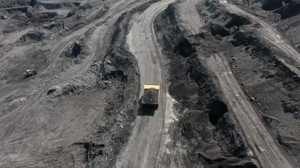 Gran camión pesado amarillo en la minería a cielo abierto de carbón el plan general. Minería de antracita a cielo abierto, camión minero trabajando en cantera. Dumpers industria extractiva minería trabajos de maquinaria camiones — Vídeo de stock