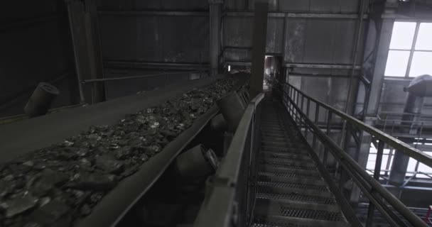 Correia transportadora com carvão atirando em câmera lenta. Há carvão no transportador de correia. Carvão de correia transportadora. Máquina de mineração de carga na fábrica de obturação de carvão — Vídeo de Stock