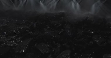 Kömür fabrikasının işi. Üretimde zenginleştirme. Cevher hareketi mekanik tarama. Yıkama tesisi. Islak kömür fabrikada konveyör aşağı gider. Mekanizmaların çalışması