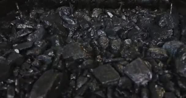 El trabajo de la fábrica de carbón. Enriquecimiento en la fabricación. Movimiento de mineral Control mecánico. Lavadora. El carbón húmedo baja por el transportador en la fábrica. Trabajo de los mecanismos — Vídeo de stock