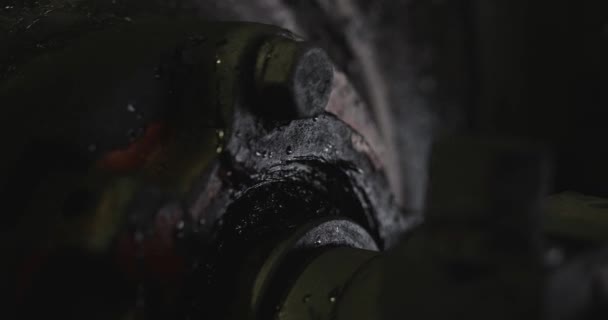 Le travail de l'usine de charbon. Enrichissement à la fabrication. Déplacement du minerai Criblage mécanique. Plante à laver. Le charbon humide descend le convoyeur à l'usine. Travaux des mécanismes 