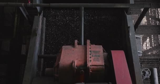 석탄 공장의 작업. 제조시 농축. 광석 기계 스크리닝의 이동. 세척 공장. 젖은 석탄은 공장에서 컨베이어를 내려갑니다. 메커니즘의 작업 — 비디오