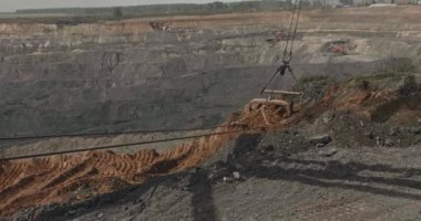 Dragline ekskavatör toprak, kil yükler. Açık çukurda yürüyen ekskavatör. Taş ocağında ağır makinelerde çalışıyor. Açık geliştirme
