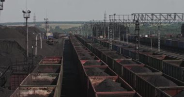 Panorama trenlerkömür yüklü. Cevherli istasyonda tren vagonları. Minerallerin yüklenmesi üzerine taşımalar. Demiryolunda yüklü vagonlar. Endüstriyel demiryolu terminalinde boş demiryolları vagonları
