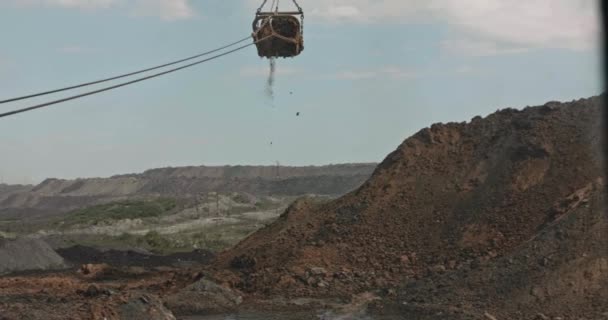 Schleppbagger belädt Erde, Lehm. Arbeits-Laufbagger in offener Grube. Schweres Gerät im Steinbruch. Offene Entwicklung — Stockvideo