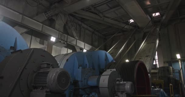 Cabina escavatore dragline all'interno. Lavoro escavatore a piedi in fossa aperta. Sala macchine escavatori Dragline. Lavorare macchinari pesanti in cava. Sviluppo aperto — Video Stock