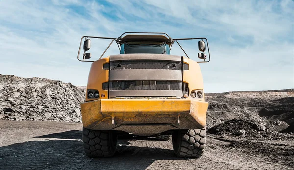 Large quarry dump truck. Loading the rock in dumper. Loading coal into body truck. Production useful minerals. Mining truck mining machinery, to transport coal from open-pit excavator work — Stock Photo, Image