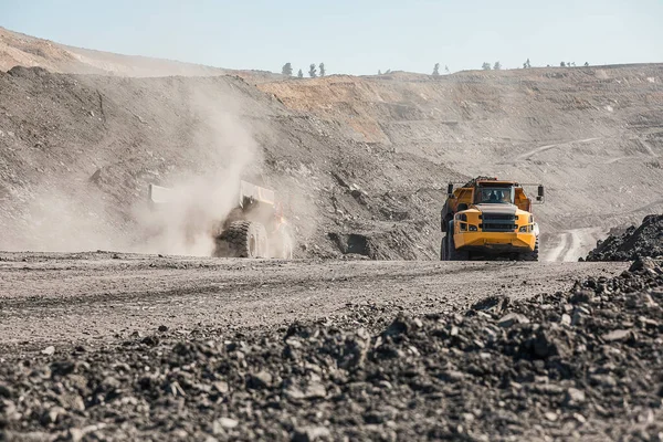 Large quarry dump truck. Loading the rock in dumper. Loading coal into body truck. Production useful minerals. Mining truck mining machinery, to transport coal from open-pit excavator work — Stock Photo, Image