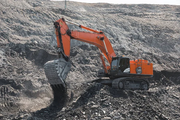 Gelber großer Bagger in der Kohlegrube, belädt die Brut, mit der strahlenden Sonne und dem schönen blauen Himmel im Hintergrund. Bergbau-LKW Bergbaumaschinen. Technik im Kohlebergwerk — Stockfoto