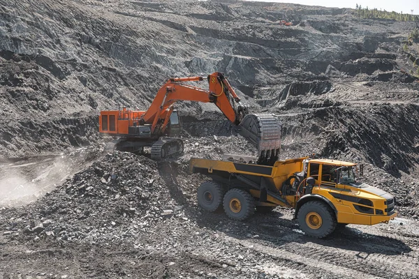 Stor lastbil för stenbrott. Lastar stenen i dumper. Lastar in kol i lastbilen. Produktion av användbara mineraler. Gruvbrytningsmaskiner, för transport av kol från dagbrottsgrävningsarbeten — Stockfoto