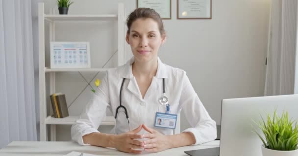 Doktersprogramma 's houden niet van. Therapeut maakt handgebaar naar beneden. Een vrouw in een medische jas toont een negatief gebaar. Het concept van telegeneeskunde op afstand — Stockvideo