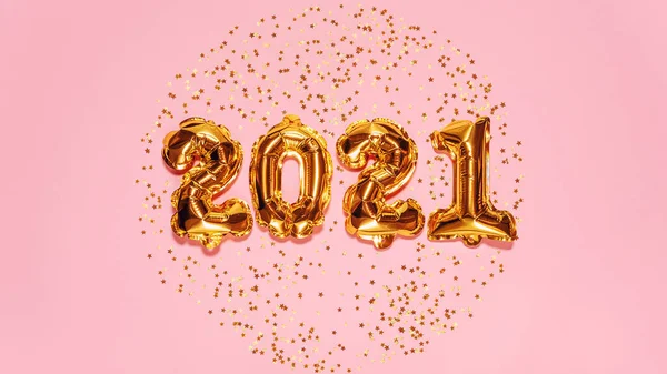 Gott nytt år 2021 firande. Ljus guld ballonger siffror, nyår ballonger med glitter stjärnor på rosa bakgrund. Jul och nyårsfirande. Guldfolieballonger 2021 presentkort — Stockfoto
