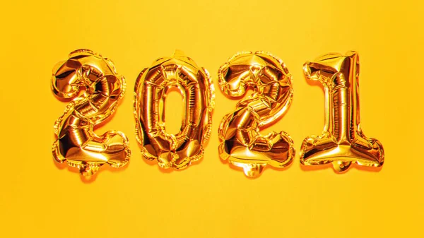 Bonne année 2021 célébration. Chiffres de ballons en or brillant, ballons Nouvel An sur fond jaune vif. Fête de Noël. Ballons feuille d'or numéral 2021 avec effet 3d, concept VR — Photo