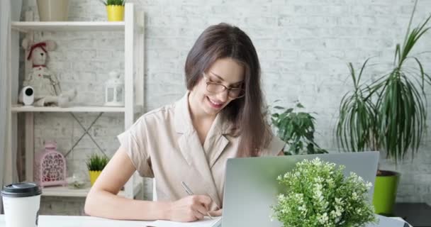 Mladá krásná dívka v brýlích zůstat doma a pracovat na počítači přemýšlivý. Žena pracuje na notebooku z domova. Zaměstnanec pracuje ve stylové kanceláři. Student studuje přes Internet close up view — Stock video