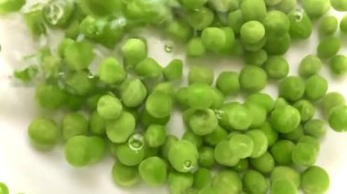 Dalgalanmalar ve kabarcıklar tek ve çoklu bezelyeler rastgele suya atılır