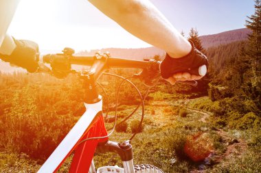 Elinde bir bisiklet gidon elinde eldiven