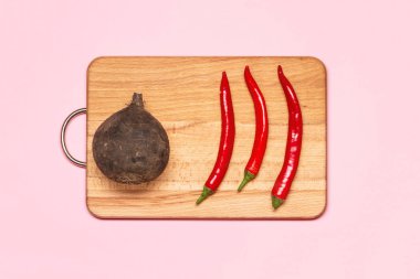 Pancar yakınındaki üç taze kırmızı biber biber