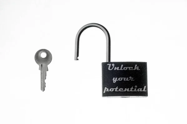 动机的概念 成功的概念 在一个白色的背景上 一个开放的黑色锁 旁边的钥匙锁 锁上的题注 释放你的潜能 — 图库照片