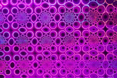 Çok renkli bir desen ve arkaplan fotoğrafı. Özyinelenen şekilleri özetle.