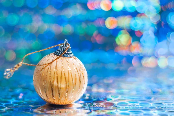 Yeni yıl konsepti, Noel tebrik kartı. Çok renkli Bokeh 'in arka planında sarı tatil balonu.