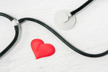 Steteskop ve kalp arka planda açık bir arkaplanda. Sağlık hizmetleri kavramı