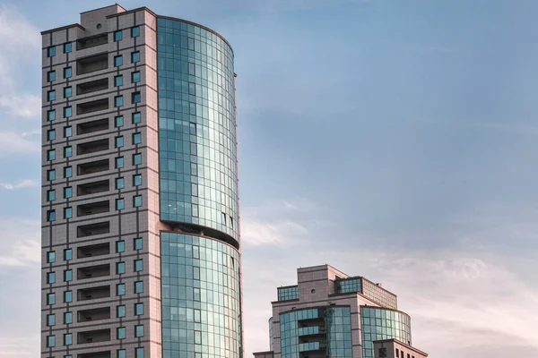 İş merkezindeki yeni ofis binası. Çelikten ve camdan yapılmış mavi gökyüzü.