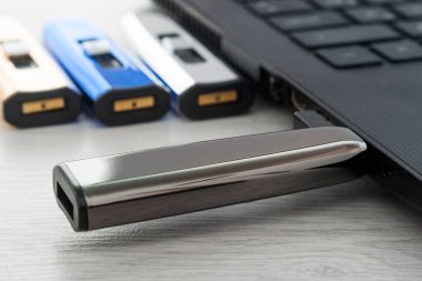 USB flaş bellek bilgisayara yerleştirildi. Arka planda başka flaş bellekler de var.