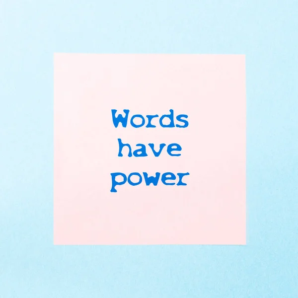 Παραθέτοντας Ένα Ροζ Αυτοκόλλητο Λέξεις Έχουν Δύναμη Μπλε Φόντο — Φωτογραφία Αρχείου